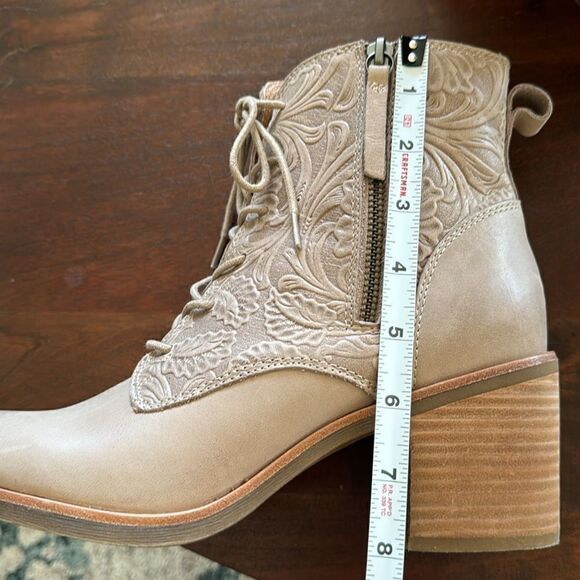 Sofft Sondra Light Taupe Leather Embossed Floral Block Heel Ankle Boots Size 9.5 - Picture 7 of 14